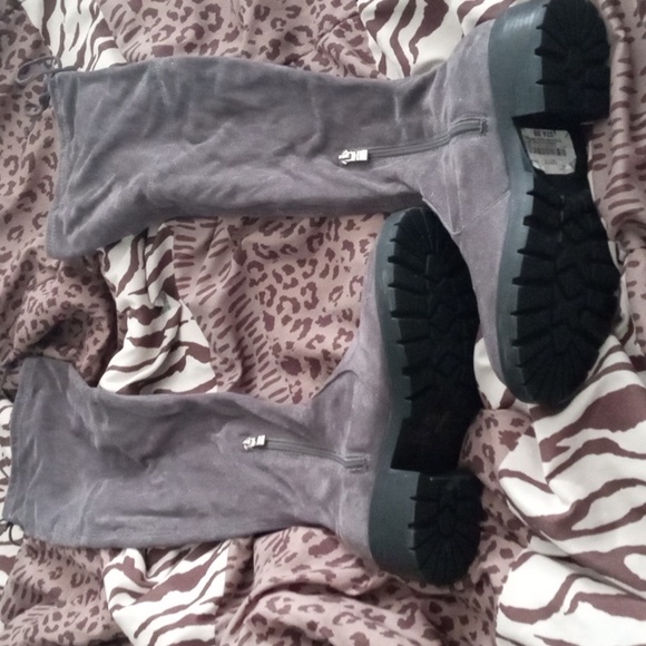 SOFT SUEDE GREY KNEE HIGH BOOTS SIZE 8 ONLY TRIED ON NWT - Picture 1 of 6